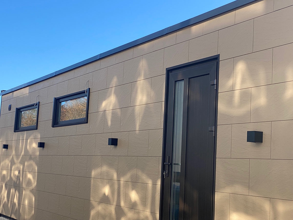 Mobilheim vor dem Transport; Fassade mit Zierer Struktur-Element in graubeige