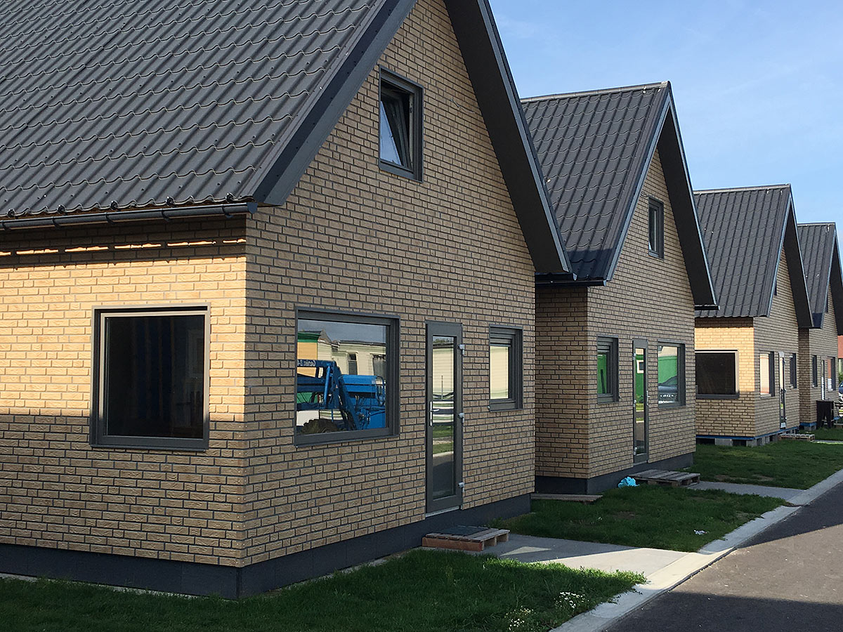 Ferienwohnpark an der belgischen Küste mit Zierer Fassaden-Elementen Klinkerstruktur gelb geflammt