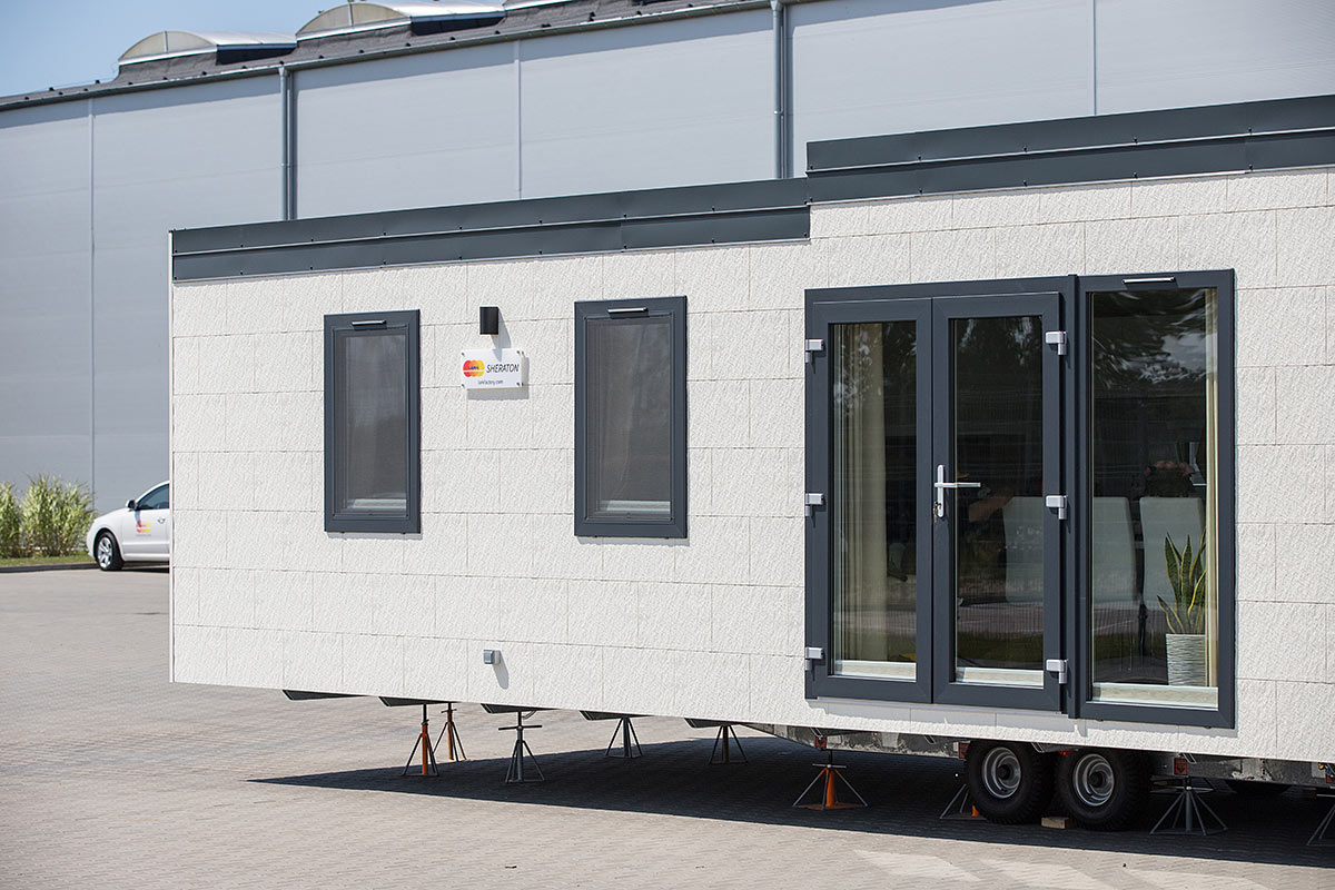 Mobilheim vor dem Transport; Fassade mit Zierer Putzstruktur in weiß